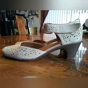 Women's Easy Spirit Cindi Mary Jane Lazer Cut Out Leather Heels Sz 9.5